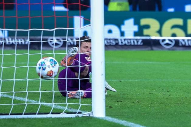 Finn Dahmen 1 (FC Augsburg) schaut dem Ball hinterher, den neben ihm zum 1:1 einschlaegt, VfB Stuttgart vs. FC Augsburg, Fussball, Maenner, DFL, Bundesliga, Saison 2025 2026, MHP Arena, 10. Spieltag, 09.11.2025 Stuttgart Baden-Wuerttemberg Deutschland