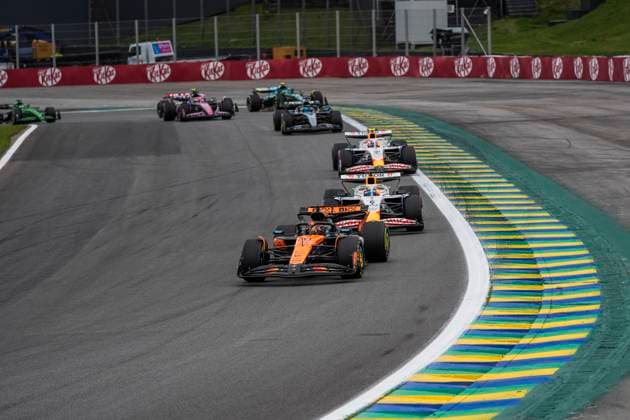 Formula 1 MSC Cruises Grande Prêmio de São Paulo 2025 Remy Midez OVERTAKE MAXPPP - São Paulo 09 11 2025 Race start 81 PIASTRI Oscar (aus), McLaren F1 Team, action, 06 HADJAR Isack (fra), Visa Cash APP Racing Bulls, action, 30 LAWSON Liam (nld), Visa Cash APP Racing Bulls, action at the Formula 1 MSC Cruises Grande Prêmio de São Paulo 2025, the 21st round of the 2025 FIA Formula 1 World Championship, WM, Weltmeisterschaft at the Autódromo José Carlos Pace in São Paulo, interlaces, Brazil, from 6 to 9 November 2025 São Paulo Brazil Copyright: xOVERTAKE MAXPPPxRemyxMidezx OVT202511099288 OVT202511099288