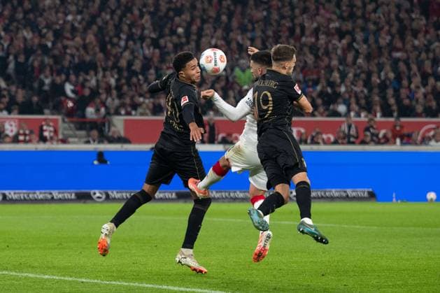 Tor zum 2:2 durch Deniz Undav (VfB Stuttgart 26) li. Noahkai Banks (FC Augsburg, 40), re. Robin Fellhauer (FC Augsburg, 19) GER, VfB Stuttgart vs. FC Augsburg, Fussball, Herren, 1. Bundesliga, 10. Spieltag, Spielzeit 2025 2026, 09.11.2025, DFL DFB REGULATIONS PROHIBIT ANY USE OF PHOTOGRAPHS AS IMAGE SEQUENCES AND OR QUASI-VIDEO, GER, VfB Stuttgart vs. FC Augsburg, Fussball, Herren, 1. Bundesliga, 10. Spieltag, Spielzeit 2025 2026, 09.11.2025 Stuttgart Copyright: xEibner-Pressefoto WolfgangxFrankx EP_WFK