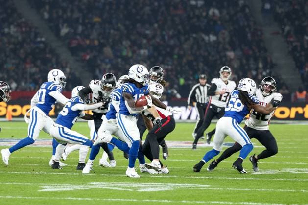 Ashton Dulin (Indianapolis Colts, 16) mit Ball, mit Mike Ford (Atlanta Falcons, 28) und Ameer Abdullah (Indianapolis Colts, 26), GER, Indianapolis Colts vs. Atlanta Falcons, American Football, National Football League, Berlin Game 2025, Woche 10, Saison 2025, 09.11.2025, GER, Indianapolis Colts vs. Atlanta Falcons, American Football, National Football League, Berlin Game 2025, Woche 10, Saison 2025, 09.11.2025 Berlin Copyright: xEibner-Pressefoto JennixMaulx EP_JML