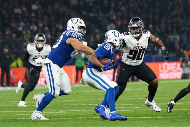 Jonathan Taylor (Indianapolis Colts, 28) mit Ball, mit David Onyemata (Atlanta Falcons, 90) und Tanor Bortolini (Indianapolis Colts, 60), GER, Indianapolis Colts vs. Atlanta Falcons, American Football, National Football League, Berlin Game 2025, Woche 10, Saison 2025, 09.11.2025, GER, Indianapolis Colts vs. Atlanta Falcons, American Football, National Football League, Berlin Game 2025, Woche 10, Saison 2025, 09.11.2025 Berlin Copyright: xEibner-Pressefoto JennixMaulx EP_JML