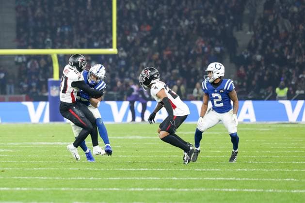 Jonathan Taylor (Indianapolis Colts, 28) mit Ball mit Xavier Watts (Atlanta Falcons, 31), mit Josh Downs (Indianapolis Colts, 02), GER, Indianapolis Colts vs. Atlanta Falcons, American Football, National Football League, Berlin Game 2025, Woche 10, Saison 2025, 09.11.2025, GER, Indianapolis Colts vs. Atlanta Falcons, American Football, National Football League, Berlin Game 2025, Woche 10, Saison 2025, 09.11.2025 Berlin Copyright: xEibner-Pressefoto JennixMaulx EP_JML