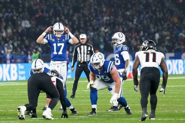 Daniel Jones (Indianapolis Colts, 17) mit ind29 und Jalon Walker (Atlanta Falcons, 11), GER, Indianapolis Colts vs. Atlanta Falcons, American Football, National Football League, Berlin Game 2025, Woche 10, Saison 2025, 09.11.2025, GER, Indianapolis Colts vs. Atlanta Falcons, American Football, National Football League, Berlin Game 2025, Woche 10, Saison 2025, 09.11.2025 Berlin Copyright: xEibner-Pressefoto JennixMaulx EP_JML