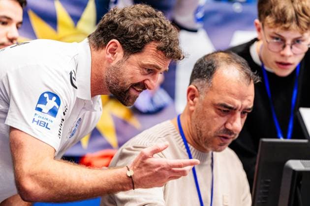Florian Kehrmann (TBV Lemgo Lippe, Trainer) laesst sich das Siegtor zum 29:30 auf dem Bidlschirm des Videobeweis anzeigen GER, TBV Lemgo Lippe vs. TSV Hannover-Burgdorf, Handball, 1. Bundesliga, 11. Spieltag, Spielzeit 2025 2026, 09.11.2025 GER, TBV Lemgo Lippe vs. TSV Hannover-Burgdorf, Handball, 1. Bundesliga, 11. Spieltag, Spielzeit 2025 2026, 09.11.2025 Lemgo Copyright: xEibner-Pressefoto JanxRollingerx EP_JSK