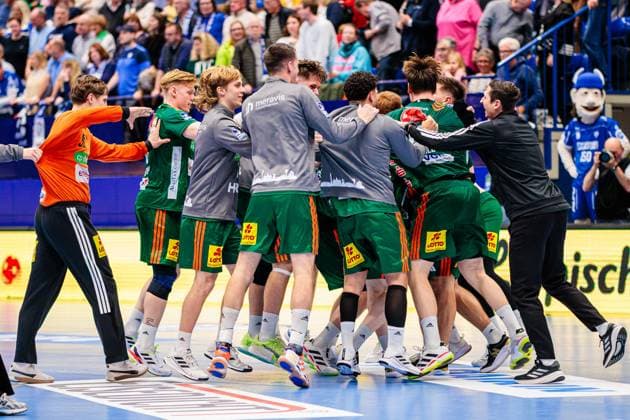 Die Mannschaft von TSV Hannover-Burgdorf jubelt freut sich nach 29:30 Sieg GER, TBV Lemgo Lippe vs. TSV Hannover-Burgdorf, Handball, 1. Bundesliga, 11. Spieltag, Spielzeit 2025 2026, 09.11.2025 GER, TBV Lemgo Lippe vs. TSV Hannover-Burgdorf, Handball, 1. Bundesliga, 11. Spieltag, Spielzeit 2025 2026, 09.11.2025 Lemgo Copyright: xEibner-Pressefoto JanxRollingerx EP_JSK
