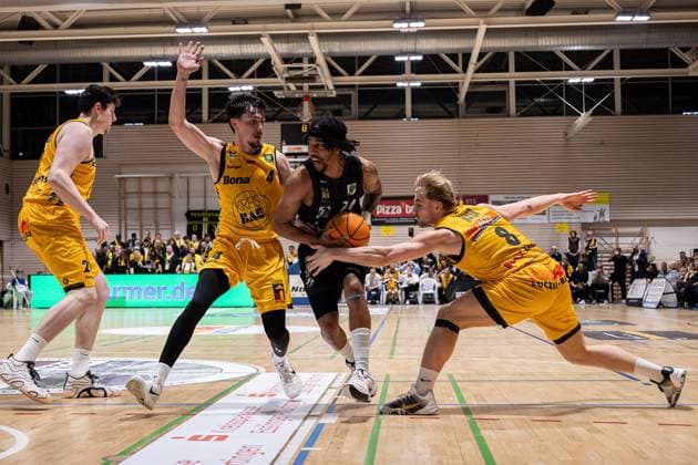 Bozic Estriche Kirchheim Knights - Tigers Tuebingen, Herren, 2. Bundesliga, Barmer 2. Basketball Bundesliga, pro A, 8. Spieltag, Spielzeit 2025 2026, 09.11.2025 Jacobi Wood (Tigers Tuebingen, 24) beim Zug zum Korb gegen Gian Aydinoglu (Bozic Estriche Kirchheim Knights, 04) und Lucas Mayer (Bozic Estriche Kirchheim Knights, 08)