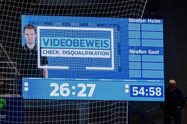 Anzeige des Videobeweis in der Phoenix Contact Arena GER, TBV Lemgo Lippe vs. TSV Hannover-Burgdorf, Handball, 1. Bundesliga, 11. Spieltag, Spielzeit 2025 2026, 09.11.2025 GER, TBV Lemgo Lippe vs. TSV Hannover-Burgdorf, Handball, 1. Bundesliga, 11. Spieltag, Spielzeit 2025 2026, 09.11.2025 Lemgo Copyright: xEibner-Pressefoto JanxRollingerx EP_JSK