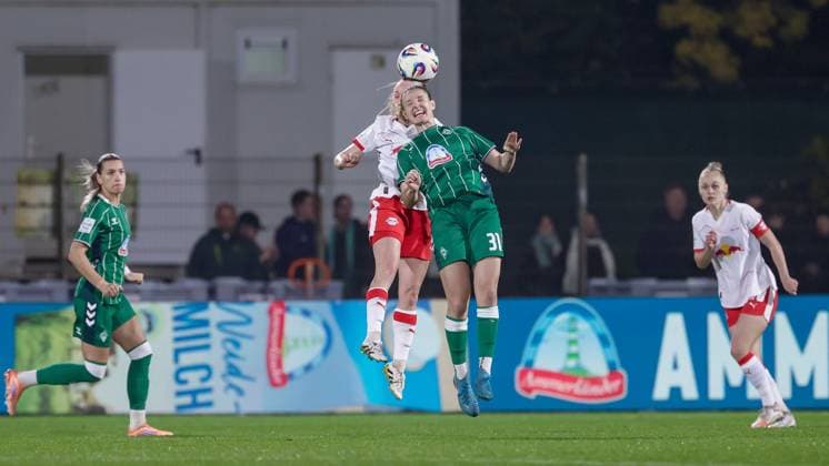 v.li.: Lou-Ann Joly (RB Leipzig, 6) und Verena Wieder (SV Werder Bremen, 31) im Kopfballduell, Kopfball, Zweikampf, Action, Aktion, Spielszene, DIE DFB-RICHTLINIEN UNTERSAGEN JEGLICHE NUTZUNG VON FOTOS ALS SEQUENZBILDER UND ODER VIDEOÄHNLICHE FOTOSTRECKEN. DFB REGULATIONS PROHIBIT ANY USE OF PHOTOGRAPHS AS IMAGE SEQUENCES AND OR QUASI-VIDEO., 09.11.2025, Bremen (Deutschland), Fussball, Google Pixel Frauen-Bundesliga, SV Werder Bremen - RB Leipzig