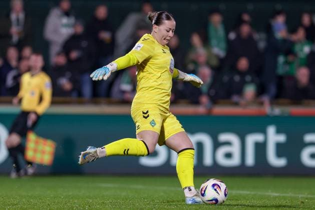 Mariella El Sherif (Torhüterin, Torwart, SV Werder Bremen, 39) am Ball, Freisteller, Einzelbild, Ganzkörper, Aktion, Action, Spielszene, DIE DFB-RICHTLINIEN UNTERSAGEN JEGLICHE NUTZUNG VON FOTOS ALS SEQUENZBILDER UND ODER VIDEOÄHNLICHE FOTOSTRECKEN. DFB REGULATIONS PROHIBIT ANY USE OF PHOTOGRAPHS AS IMAGE SEQUENCES AND OR QUASI-VIDEO., 09.11.2025, Bremen (Deutschland), Fussball, Google Pixel Frauen-Bundesliga, SV Werder Bremen - RB Leipzig