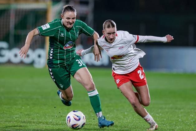 v.li.: Verena Wieder (SV Werder Bremen, 31) und Marlene Müller (RB Leipzig, 27) im Zweikampf, Duell, Dynamik, Aktion, Action, Spielszene, DIE DFB-RICHTLINIEN UNTERSAGEN JEGLICHE NUTZUNG VON FOTOS ALS SEQUENZBILDER UND ODER VIDEOÄHNLICHE FOTOSTRECKEN. DFB REGULATIONS PROHIBIT ANY USE OF PHOTOGRAPHS AS IMAGE SEQUENCES AND OR QUASI-VIDEO., 09.11.2025, Bremen (Deutschland), Fussball, Google Pixel Frauen-Bundesliga, SV Werder Bremen - RB Leipzig