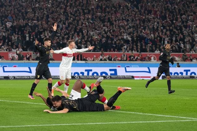 Keven Schlotterbeck (FC Augsburg, 31) zerrt Dan-Axel Zagadou (VfB Stuttgart, 23) zu boden, Straffstoss, Elfmeter GER, VfB Stuttgart vs. FC Augsburg, Fussball, Herren, 1. Bundesliga, 10. Spieltag, Spielzeit 2025 2026, 09.11.2025, DFL DFB REGULATIONS PROHIBIT ANY USE OF PHOTOGRAPHS AS IMAGE SEQUENCES AND OR QUASI-VIDEO, GER, VfB Stuttgart vs. FC Augsburg, Fussball, Herren, 1. Bundesliga, 10. Spieltag, Spielzeit 2025 2026, 09.11.2025 Stuttgart Copyright: xEibner-Pressefoto WolfgangxFrankx EP_WFK