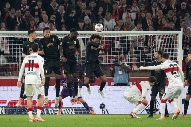 Freistoss Badredine Bouanani (VfB Stuttgart, 27), Mauer Han-Noah Massengo (FC Augsburg, 04) Torchance, GER, VfB Stuttgart vs. FC Augsburg, Fussball, Herren, 1. Bundesliga, 10. Spieltag, Spielzeit 2025 2026, 09.11.2025, DFL DFB REGULATIONS PROHIBIT ANY USE OF PHOTOGRAPHS AS IMAGE SEQUENCES AND OR QUASI-VIDEO, GER, VfB Stuttgart vs. FC Augsburg, Fussball, Herren, 1. Bundesliga, 10. Spieltag, Spielzeit 2025 2026, 09.11.2025 Stuttgart Copyright: xEibner-Pressefoto WolfgangxFrankx EP_WFK