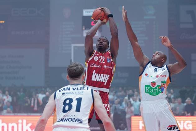 Im Bild: v.li. Andy van Vliet (Rostock Seawolves, 22), Johnathan Stove (Wuerzburg Baskets, 22) und DeAndre Lansdowne (Rostock Seawolves, 9) 09.11.2025, Basketball, Fitness First Wuerzburg Baskets vs. Rostock Seawolves, easyCredit BBL, 7. Spieltag, Deutschland, Wuerzburg, tectake-Arena, Copyright: HMBxMedia xJulienxBecker