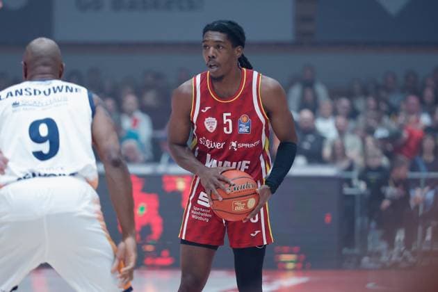 Im Bild: v.li. DeAndre Lansdowne (Rostock Seawolves, 9) gegen Marcus Carr(Wuerzburg Baskets, 5) 09.11.2025, Basketball, Fitness First Wuerzburg Baskets vs. Rostock Seawolves, easyCredit BBL, 7. Spieltag, Deutschland, Wuerzburg, tectake-Arena, Copyright: HMBxMedia xJulienxBecker