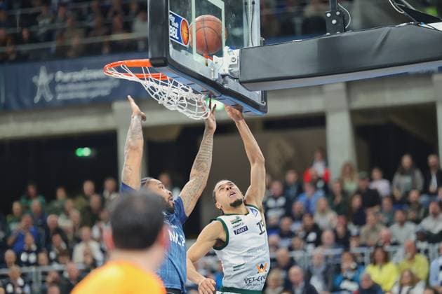 v. li. im Zweikampf am Korb Marcus Werthers (MLP Academics Heidelberg, 00), Jordan Roland (Vet-Concept Gladiators Trier, 15) GER, MLP Academics Heidelberg vs. Vet-Concept Gladiators Trier, Basketball, easycredit Basketball Bundesliga, 7.Spieltag, Saison, 2025 2026, 09.11.2025 GER, MLP Academics Heidelberg vs. Vet-Concept Gladiators Trier, Basketball, easycredit Basketball Bundesliga, 7.Spieltag, Saison, 2025 2026, 09.11.2025 Heidelberg Copyright: xEibner-Pressefoto JoergxHirschx EP_JHH