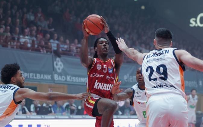 Im Bild: v.li. DShawn Schwartz (Rostock Seawolves, 5), Marcus Carr(Wuerzburg Baskets, 5) und DeAndre Lansdowne (Rostock Seawolves, 9) und Owen Klassen (Rostock Seawolves, 22) 09.11.2025, Basketball, Fitness First Wuerzburg Baskets vs. Rostock Seawolves, easyCredit BBL, 7. Spieltag, Deutschland, Wuerzburg, tectake-Arena, Copyright: HMBxMedia xJulienxBecker