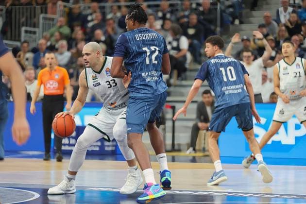 v. li. im Zweikampf, Eli Brooks (Vet-Concept Gladiators Trier, 55), Osun Osunniyi (MLP Academics Heidelberg, 12) GER, MLP Academics Heidelberg vs. Vet-Concept Gladiators Trier, Basketball, easycredit Basketball Bundesliga, 7.Spieltag, Saison, 2025 2026, 09.11.2025 GER, MLP Academics Heidelberg vs. Vet-Concept Gladiators Trier, Basketball, easycredit Basketball Bundesliga, 7.Spieltag, Saison, 2025 2026, 09.11.2025 Heidelberg Copyright: xEibner-Pressefoto JoergxHirschx EP_JHH