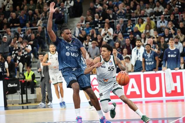 v. li. im Zweikampf ,Osun Osunniyi (MLP Academics Heidelberg, 12), Eli Brooks (Vet-Concept Gladiators Trier, 55). GER, MLP Academics Heidelberg vs. Vet-Concept Gladiators Trier, Basketball, easycredit Basketball Bundesliga, 7.Spieltag, Saison, 2025 2026, 09.11.2025 GER, MLP Academics Heidelberg vs. Vet-Concept Gladiators Trier, Basketball, easycredit Basketball Bundesliga, 7.Spieltag, Saison, 2025 2026, 09.11.2025 Heidelberg Copyright: xEibner-Pressefoto JoergxHirschx EP_JHH