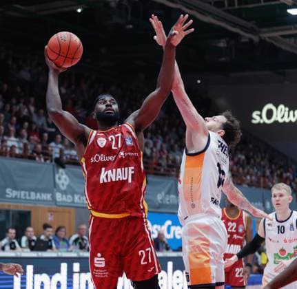 Im Bild: v.li. Eddy Edigin (Wuerzburg Baskets, 27) gegen Sid-Marlon Theis (Rostock Seawolves, 19) 09.11.2025, Basketball, Fitness First Wuerzburg Baskets vs. Rostock Seawolves, easyCredit BBL, 7. Spieltag, Deutschland, Wuerzburg, tectake-Arena, Copyright: HMBxMedia xJulienxBecker
