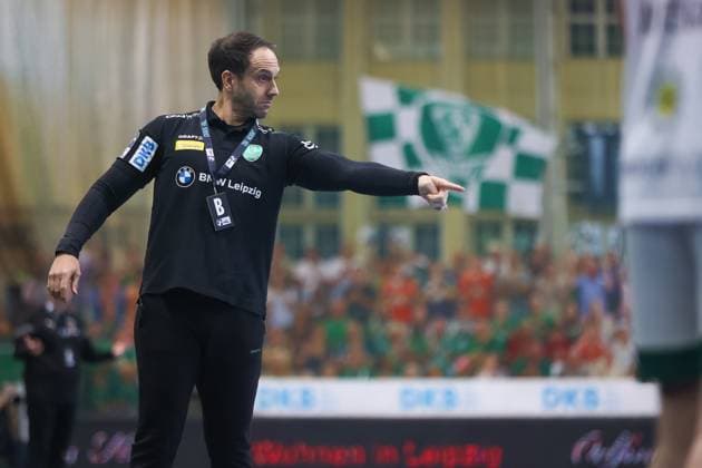 Paul Alonso (SC DHfK Leipzig, Chef-Trainer) gibt Anweisungen, gestikuliert, SC DHfK Leipzig vs Fuechse Berlin, Handball, 1. Bundesliga, 11. Spieltag, Saison 2025 2026, 09.11.2025, SC DHfK Leipzig vs Fuechse Berlin, Handball, 1. Bundesliga, 11. Spieltag, Saison 2025 2026, 09.11.2025 Leipzig Copyright: xEibner-Pressefoto LauraxRoemerx EP_LRR