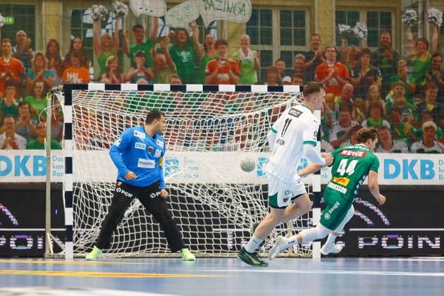 Blaer Hinriksson (SC DHfK Leipzig, 44) trifft, Tor gegen Dejan Milosavljev (Fuechse Berlin, 96), SC DHfK Leipzig vs Fuechse Berlin, Handball, 1. Bundesliga, 11. Spieltag, Saison 2025 2026, 09.11.2025, SC DHfK Leipzig vs Fuechse Berlin, Handball, 1. Bundesliga, 11. Spieltag, Saison 2025 2026, 09.11.2025 Leipzig Copyright: xEibner-Pressefoto LauraxRoemerx EP_LRR
