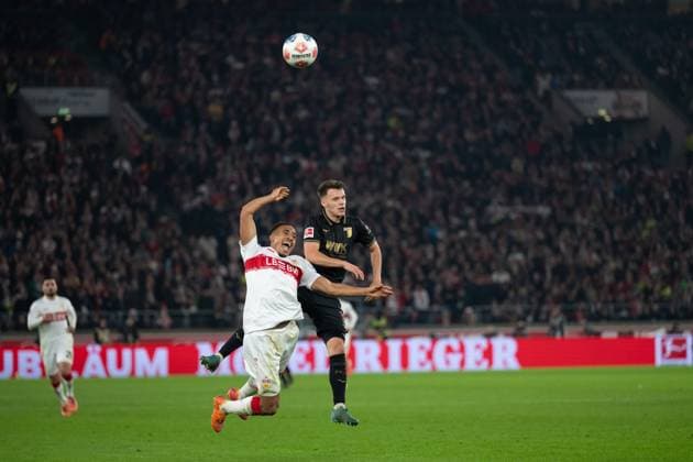 v. li. im Zweikampf Jamie Leweling (VfB Stuttgart 18), Robin Fellhauer (FC Augsburg, 19) GER, VfB Stuttgart vs. FC Augsburg, Fussball, Herren, 1. Bundesliga, 10. Spieltag, Spielzeit 2025 2026, 09.11.2025, DFL DFB REGULATIONS PROHIBIT ANY USE OF PHOTOGRAPHS AS IMAGE SEQUENCES AND OR QUASI-VIDEO, GER, VfB Stuttgart vs. FC Augsburg, Fussball, Herren, 1. Bundesliga, 10. Spieltag, Spielzeit 2025 2026, 09.11.2025 Stuttgart Copyright: xEibner-Pressefoto WolfgangxFrankx EP_WFK