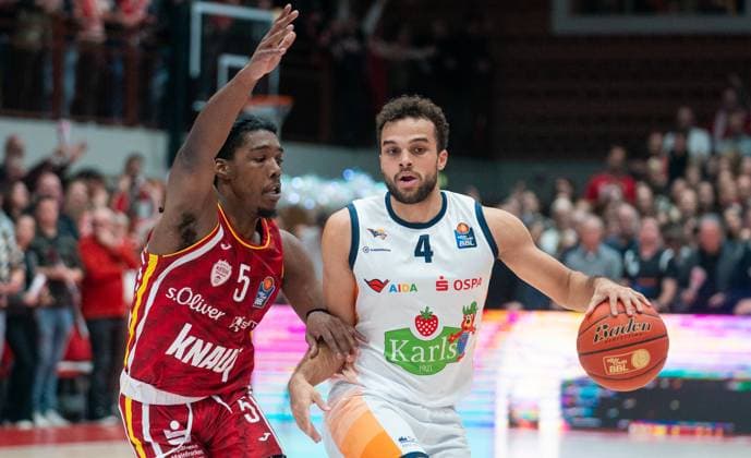 9.11.2025, Basketball, Herren, easy credit BBL, easy credit Bundesliga, BBL, Bundesliga, 7. Spieltag, Fitness First Würzburg Baskets - Rostock Seawolves Marcus Carr (Fitness First Würzburg Baskets, li.) gegen Elias Baguette (Rostock Seawolves, re.) Würzburg tectake Arena Bayern Deutschland