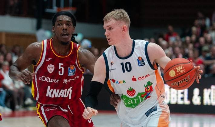 9.11.2025, Basketball, Herren, easy credit BBL, easy credit Bundesliga, BBL, Bundesliga, 7. Spieltag, Fitness First Würzburg Baskets - Rostock Seawolves Marcus Carr (Fitness First Würzburg Baskets, li.) gegen Åukasz Kolenda (Rostock Seawolves, re.) Würzburg tectake Arena Bayern Deutschland