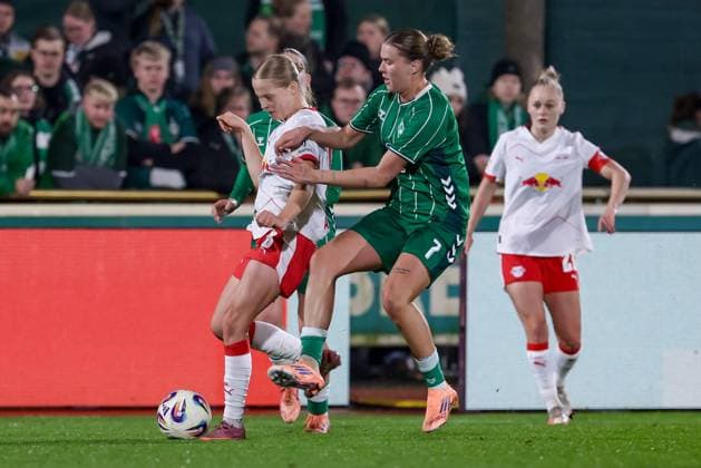 v.li.: Emilia Kjaer Asgeirsdottir (RB Leipzig, 8) und Larissa Mühlhaus (SV Werder Bremen, 7) im Zweikampf, Duell, Dynamik, Aktion, Action, Spielszene, DIE DFB-RICHTLINIEN UNTERSAGEN JEGLICHE NUTZUNG VON FOTOS ALS SEQUENZBILDER UND ODER VIDEOÄHNLICHE FOTOSTRECKEN. DFB REGULATIONS PROHIBIT ANY USE OF PHOTOGRAPHS AS IMAGE SEQUENCES AND OR QUASI-VIDEO., 09.11.2025, Bremen (Deutschland), Fussball, Google Pixel Frauen-Bundesliga, SV Werder Bremen - RB Leipzig