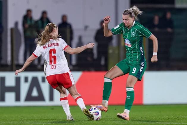 v.li.: Lou-Ann Joly (RB Leipzig, 6) und Medina Desic (SV Werder Bremen, 9) im Zweikampf, Duell, Dynamik, Aktion, Action, Spielszene, DIE DFB-RICHTLINIEN UNTERSAGEN JEGLICHE NUTZUNG VON FOTOS ALS SEQUENZBILDER UND ODER VIDEOÄHNLICHE FOTOSTRECKEN. DFB REGULATIONS PROHIBIT ANY USE OF PHOTOGRAPHS AS IMAGE SEQUENCES AND OR QUASI-VIDEO., 09.11.2025, Bremen (Deutschland), Fussball, Google Pixel Frauen-Bundesliga, SV Werder Bremen - RB Leipzig