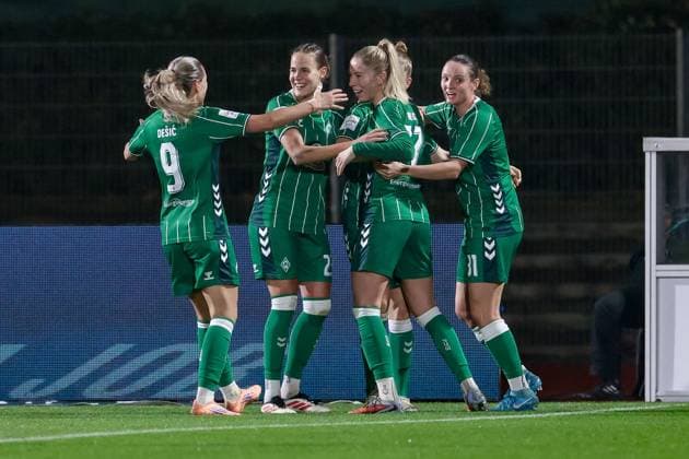 Spielerinnen des SV Werder Bremen mit Torjubel, Jubel, jubeln, jubelt, optimistisch, Spielszene, Highlight, Freude über das Tor zum 1:0, DIE DFB-RICHTLINIEN UNTERSAGEN JEGLICHE NUTZUNG VON FOTOS ALS SEQUENZBILDER UND ODER VIDEOÄHNLICHE FOTOSTRECKEN. DFB REGULATIONS PROHIBIT ANY USE OF PHOTOGRAPHS AS IMAGE SEQUENCES AND OR QUASI-VIDEO., 09.11.2025, Bremen (Deutschland), Fussball, Google Pixel Frauen-Bundesliga, SV Werder Bremen - RB Leipzig