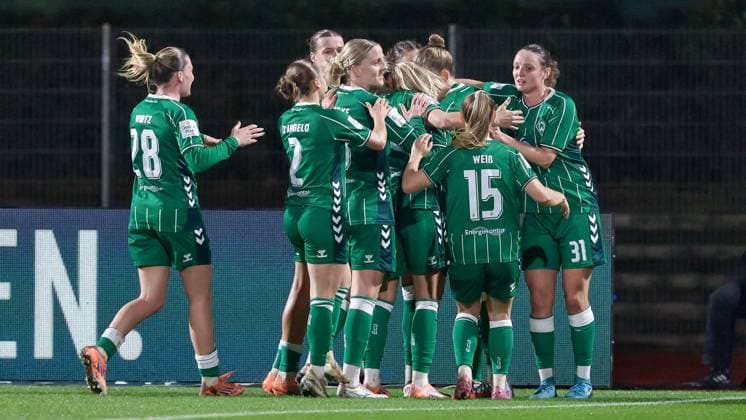Spielerinnen des SV Werder Bremen mit Torjubel, Jubel, jubeln, jubelt, optimistisch, Spielszene, Highlight, Freude über das Tor zum 1:0, DIE DFB-RICHTLINIEN UNTERSAGEN JEGLICHE NUTZUNG VON FOTOS ALS SEQUENZBILDER UND ODER VIDEOÄHNLICHE FOTOSTRECKEN. DFB REGULATIONS PROHIBIT ANY USE OF PHOTOGRAPHS AS IMAGE SEQUENCES AND OR QUASI-VIDEO., 09.11.2025, Bremen (Deutschland), Fussball, Google Pixel Frauen-Bundesliga, SV Werder Bremen - RB Leipzig