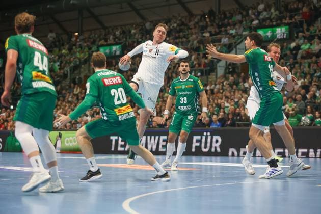 Lasse Bredekjaer Andersson (Fuechse Berlin, 11) springt mit Ball hoch, SC DHfK Leipzig vs Fuechse Berlin, Handball, 1. Bundesliga, 11. Spieltag, Saison 2025 2026, 09.11.2025, SC DHfK Leipzig vs Fuechse Berlin, Handball, 1. Bundesliga, 11. Spieltag, Saison 2025 2026, 09.11.2025 Leipzig Copyright: xEibner-Pressefoto LauraxRoemerx EP_LRR