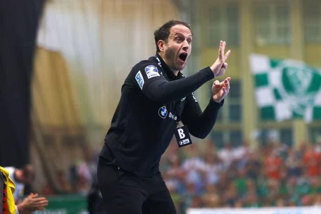 Paul Alonso (SC DHfK Leipzig, Chef-Trainer) gibt Anweisungen, gestikuliert, SC DHfK Leipzig vs Fuechse Berlin, Handball, 1. Bundesliga, 11. Spieltag, Saison 2025 2026, 09.11.2025, SC DHfK Leipzig vs Fuechse Berlin, Handball, 1. Bundesliga, 11. Spieltag, Saison 2025 2026, 09.11.2025 Leipzig Copyright: xEibner-Pressefoto LauraxRoemerx EP_LRR