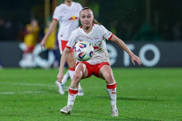 Lou-Ann Joly (RB Leipzig, 6) am Ball, Einzelbild, Ganzkörper, Aktion, Action, Spielszene, DIE DFB-RICHTLINIEN UNTERSAGEN JEGLICHE NUTZUNG VON FOTOS ALS SEQUENZBILDER UND ODER VIDEOÄHNLICHE FOTOSTRECKEN. DFB REGULATIONS PROHIBIT ANY USE OF PHOTOGRAPHS AS IMAGE SEQUENCES AND OR QUASI-VIDEO., 09.11.2025, Bremen (Deutschland), Fussball, Google Pixel Frauen-Bundesliga, SV Werder Bremen - RB Leipzig
