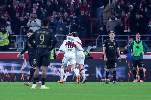 Chris Fuehrich 10 (VfB Stuttgart) und Angelo Stiller 6 (VfB Stuttgart) jubeln ueber das 3:2, Enttaeuschung, Frust bei Samuel Essende 9 (FC Augsburg), Robin Fellhauer 19 (FC Augsburg) und Phillip Tietz 21 FC Augsburg), VfB Stuttgart vs. FC Augsburg, Fussball, Maenner, DFL, Bundesliga, Saison 2025 2026, MHP Arena, 10. Spieltag, 09.11.2025 Stuttgart Baden-Wuerttemberg Deutschland