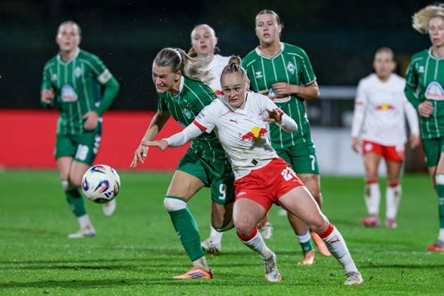 v.li.: Medina Desic (SV Werder Bremen, 9) und Victoria Krug (RB Leipzig, 20) im Zweikampf, Duell, Dynamik, Aktion, Action, Spielszene, DIE DFB-RICHTLINIEN UNTERSAGEN JEGLICHE NUTZUNG VON FOTOS ALS SEQUENZBILDER UND ODER VIDEOÄHNLICHE FOTOSTRECKEN. DFB REGULATIONS PROHIBIT ANY USE OF PHOTOGRAPHS AS IMAGE SEQUENCES AND OR QUASI-VIDEO., 09.11.2025, Bremen (Deutschland), Fussball, Google Pixel Frauen-Bundesliga, SV Werder Bremen - RB Leipzig