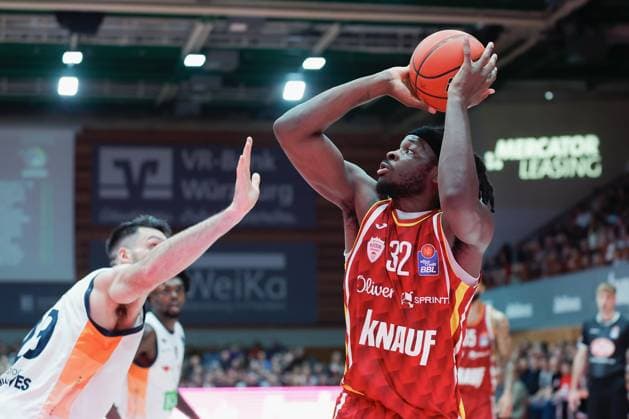 Im Bild: v.li. Owen Klassen (Rostock Seawolves, 22) gegen Charles Thompson (Wuerzburg Baskets, 32) 09.11.2025, Basketball, Fitness First Wuerzburg Baskets vs. Rostock Seawolves, easyCredit BBL, 7. Spieltag, Deutschland, Wuerzburg, tectake-Arena, Copyright: HMBxMedia xJulienxBecker