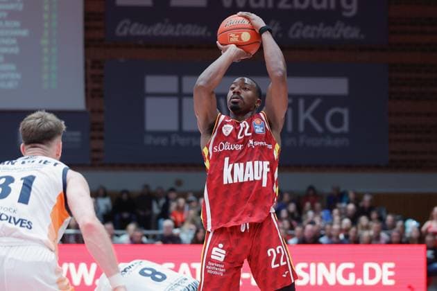 Im Bild: v.li. Matthes Tilsen (Rostock Seawolves, 22) gegen Johnathan Stove (Wuerzburg Baskets, 22) 09.11.2025, Basketball, Fitness First Wuerzburg Baskets vs. Rostock Seawolves, easyCredit BBL, 7. Spieltag, Deutschland, Wuerzburg, tectake-Arena, Copyright: HMBxMedia xJulienxBecker
