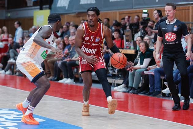 Im Bild: v.li. TJ Crockett Jr. (Rostock Seawolves, 0) gegen Marcus Carr(Wuerzburg Baskets, 5) 09.11.2025, Basketball, Fitness First Wuerzburg Baskets vs. Rostock Seawolves, easyCredit BBL, 7. Spieltag, Deutschland, Wuerzburg, tectake-Arena, Copyright: HMBxMedia xJulienxBecker