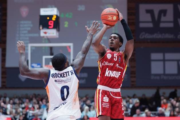 Im Bild: v.li. TJ Crockett Jr. (Rostock Seawolves, 0) gegen Marcus Carr(Wuerzburg Baskets, 5) 09.11.2025, Basketball, Fitness First Wuerzburg Baskets vs. Rostock Seawolves, easyCredit BBL, 7. Spieltag, Deutschland, Wuerzburg, tectake-Arena, Copyright: HMBxMedia xJulienxBecker