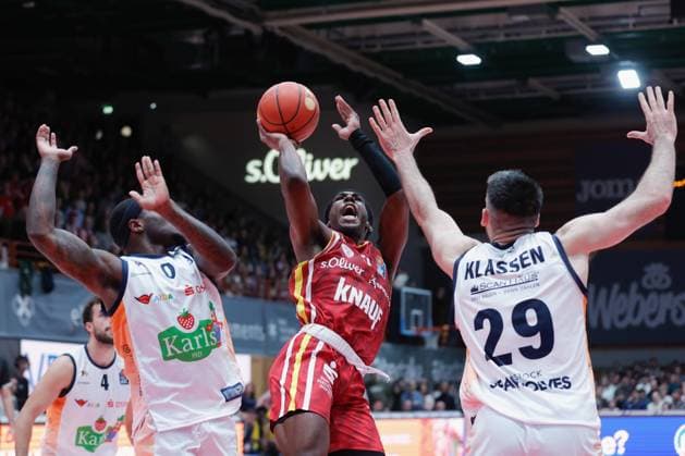 Im Bild: v.li. TJ Crockett Jr. (Rostock Seawolves, 0), Marcus Carr(Wuerzburg Baskets, 5) und Owen Klassen (Rostock Seawolves, 22) 09.11.2025, Basketball, Fitness First Wuerzburg Baskets vs. Rostock Seawolves, easyCredit BBL, 7. Spieltag, Deutschland, Wuerzburg, tectake-Arena, Copyright: HMBxMedia xJulienxBecker