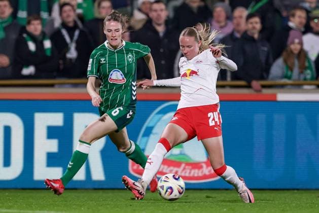v.li.: Reena Wichmann (SV Werder Bremen, 6) und Nikoline Dudek (RB Leipzig, 24) im Zweikampf, Duell, Dynamik, Aktion, Action, Spielszene, DIE DFB-RICHTLINIEN UNTERSAGEN JEGLICHE NUTZUNG VON FOTOS ALS SEQUENZBILDER UND ODER VIDEOÄHNLICHE FOTOSTRECKEN. DFB REGULATIONS PROHIBIT ANY USE OF PHOTOGRAPHS AS IMAGE SEQUENCES AND OR QUASI-VIDEO., 09.11.2025, Bremen (Deutschland), Fussball, Google Pixel Frauen-Bundesliga, SV Werder Bremen - RB Leipzig