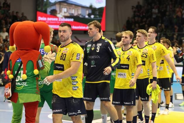 09.11.2025, xgox, Handball, Daikin HBL, SC Magdeburg - SC Magdeburg - Rhein Neckar Loewen v.l. Jannik Kohlbacher (Rhein-Neckar Loewen, 80), Steven Plucnar Jacobsen (Rhein-Neckar Loewen, 9), Mathias Rohde Larson (Rhein-Neckar Loewen, 4), Haukur Thrastarson (Rhein-Neckar Loewen, 25) enttaeuscht, schaut enttaeuscht, niedergeschlagen, disappointed Magdeburg