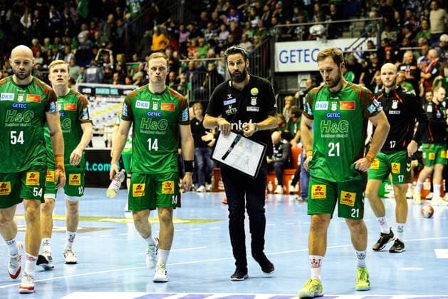 Trainer Bennet Wiegert mit v.l. Oscar Bergendahl (SC Magdeburg,54), Gisli Kristjansson (SC Magdeburg,10), Omar Ingi Magnusson (SC Magdeburg,14), Albin Lagergren (SC Magdeburg,21) - Handball Bundesliga Saison 2025-2026 SC Magdeburg vs. Rhein Neckar Löwen in der GETEC Arena in Magdeburg - Aktion,Handball,Deutschland,09.11.2025