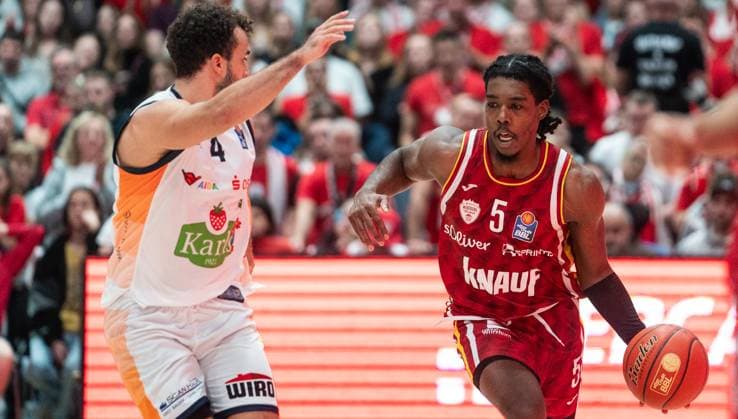 9.11.2025, Basketball, Herren, easy credit BBL, easy credit Bundesliga, BBL, Bundesliga, 7. Spieltag, Fitness First Würzburg Baskets - Rostock Seawolves Elias Baguette (Rostock Seawolves, li.) gegen Marcus Carr (Fitness First Würzburg Baskets, re.) Würzburg tectake Arena Bayern Deutschland