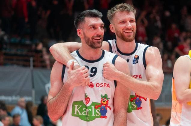 9.11.2025, Basketball, Herren, easy credit BBL, easy credit Bundesliga, BBL, Bundesliga, 7. Spieltag, Fitness First Würzburg Baskets - Rostock Seawolves Owen Klassen (Rostock Seawolves, li.) und Andy Van Vliet (Rostock Seawolves, re.) freuen sich nach dem Spiel über den Sieg. Würzburg tectake Arena Bayern Deutschland