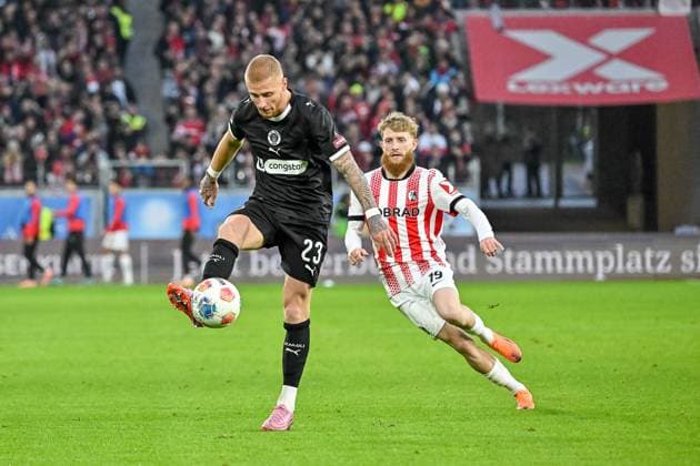Louis Oppie (FC St. Pauli, 23) am Ball, Niklas Beste (SC Freiburg, 19) GER, SC Freiburg - FC St. Pauli, Fussball, Bundesliga, 10. Spieltag, Saison 2025 2026, 09.11.2025 DFL DFB REGULATIONS PROHIBIT ANY USE OF PHOTOGRAPHS AS IMAGE SEQUENCES AND OR QUASI-VIDEO GER, SC Freiburg - FC St. Pauli, Fussball, Bundesliga, 10. Spieltag, Saison 2025 2026, 09.11.2025 Freiburg Copyright: xEibner-Pressefoto ThomasxHessx EP_THS
