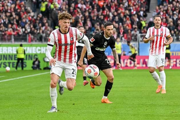 Philipp Treu (SC Freiburg, 29) am Ball, dahinter Mathias Pereira Lage (FC St. Pauli, 28) GER, SC Freiburg - FC St. Pauli, Fussball, Bundesliga, 10. Spieltag, Saison 2025 2026, 09.11.2025 DFL DFB REGULATIONS PROHIBIT ANY USE OF PHOTOGRAPHS AS IMAGE SEQUENCES AND OR QUASI-VIDEO GER, SC Freiburg - FC St. Pauli, Fussball, Bundesliga, 10. Spieltag, Saison 2025 2026, 09.11.2025 Freiburg Copyright: xEibner-Pressefoto ThomasxHessx EP_THS