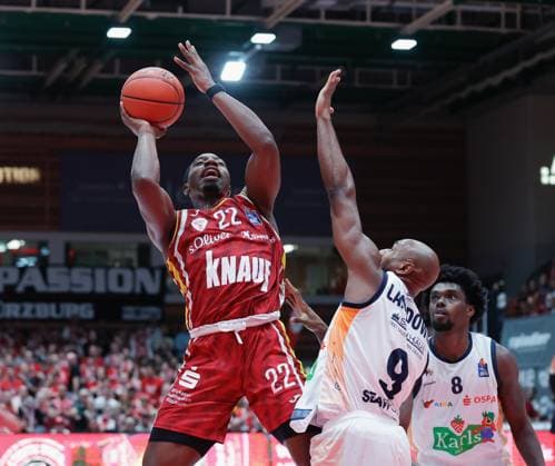 Im Bild: v.li. Johnathan Stove (Wuerzburg Baskets, 22), DeAndre Lansdowne (Rostock Seawolves, 9) und Kassim Nicholson (Rostock Seawolves, 8) 09.11.2025, Basketball, Fitness First Wuerzburg Baskets vs. Rostock Seawolves, easyCredit BBL, 7. Spieltag, Deutschland, Wuerzburg, tectake-Arena, Copyright: HMBxMedia xJulienxBecker